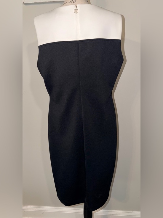 Tommy Hilfiger Elegant Colorblock Sheath Dress – Modern Black & White Design - Picture 5 of 12